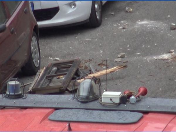 Maltempo, il momento della caduta di una finestra nel centro storico di&nbsp;Alcamo