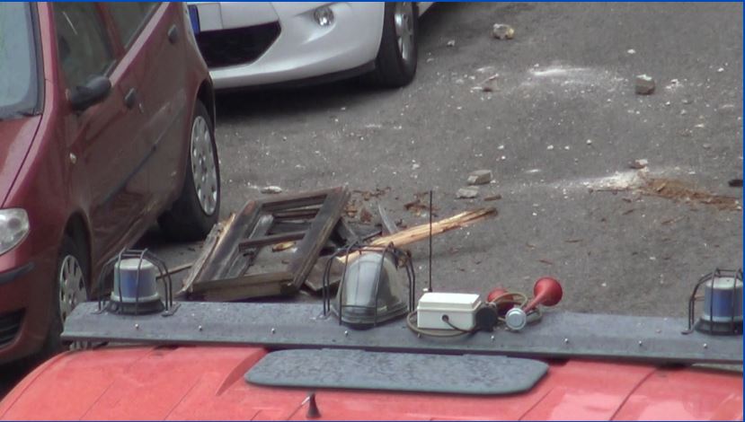 Maltempo, il momento della caduta di una finestra nel centro storico di&nbsp;Alcamo